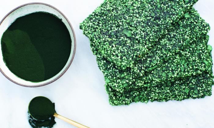 Spirulina-Sesamcracker mit Bananen und Kokosraspeln