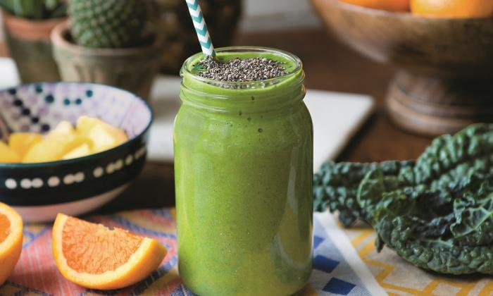 Batido estimulante de col rizada, naranja y semillas de chía