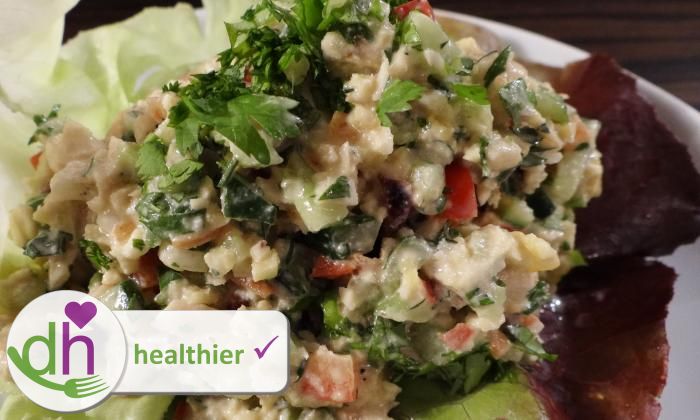 Saludable ensalada tailandesa de arroz de chirivía con piña