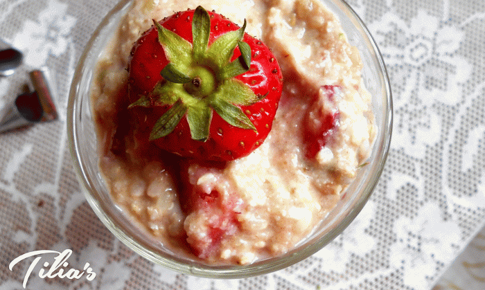 Pudin crudo de brotes de arroz glutinoso integral y fresas