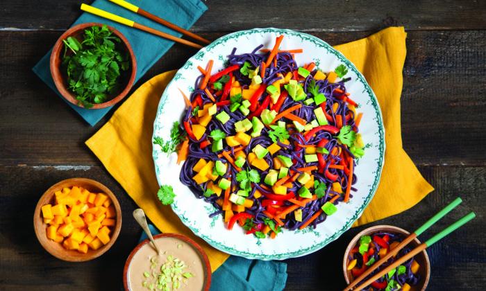 Insalata di mango tailandese con salsa di arachidi