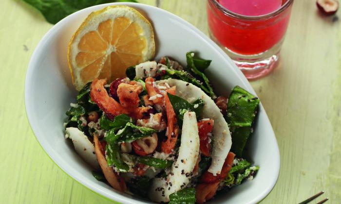 Insalata di spinaci e melone con salsa di mandorle e cocco