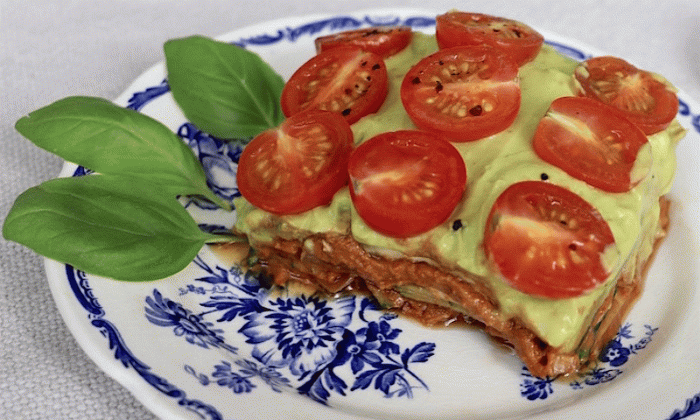 Raw vegan lasagne with zucchini, spinach and mushrooms | Foundation G+E