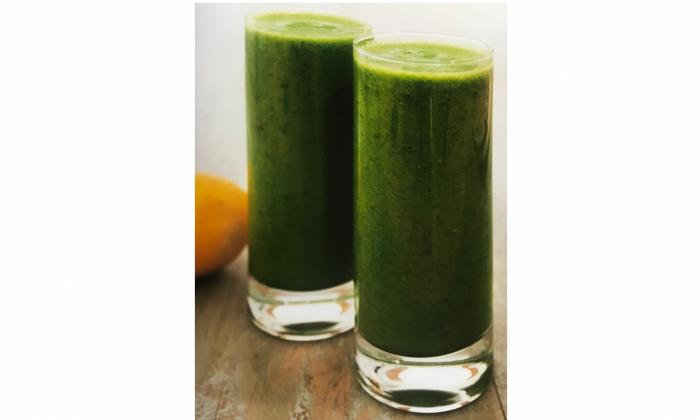 Apple-banana smoothie with spinach and salad | Foundation G+E