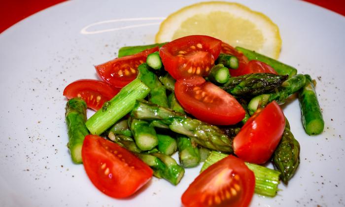 Lukewarm asparagus salad with cherry tomatoes | Foundation G+E