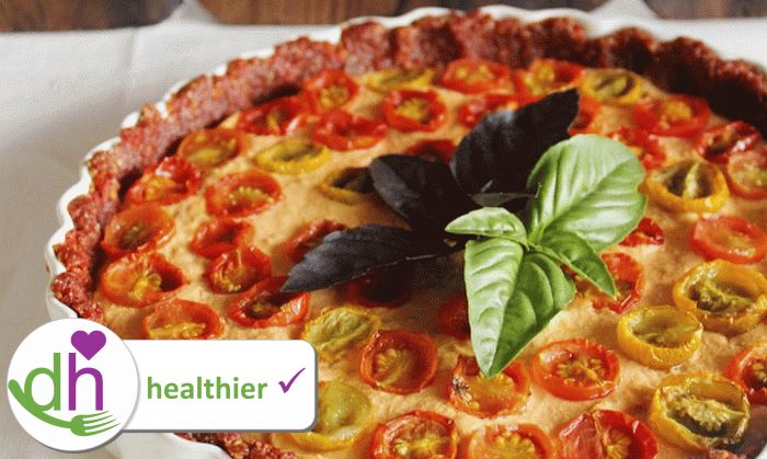Saludable tarta de tomates secos y humus de calabacín