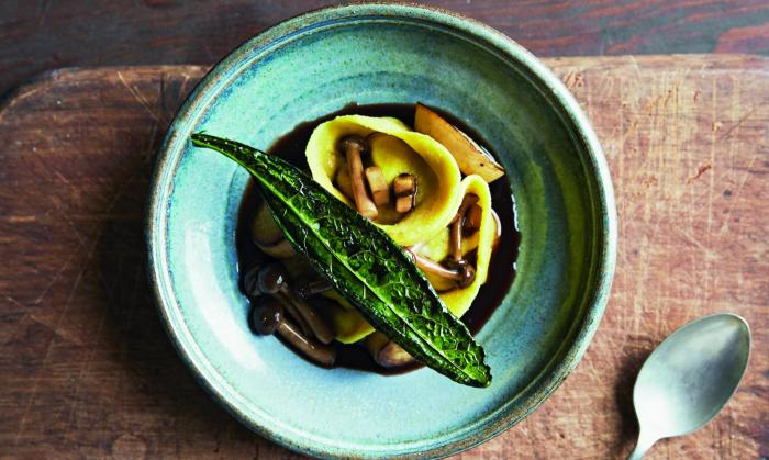 Tortellini alle noci con riduzione di vino rosso e funghi