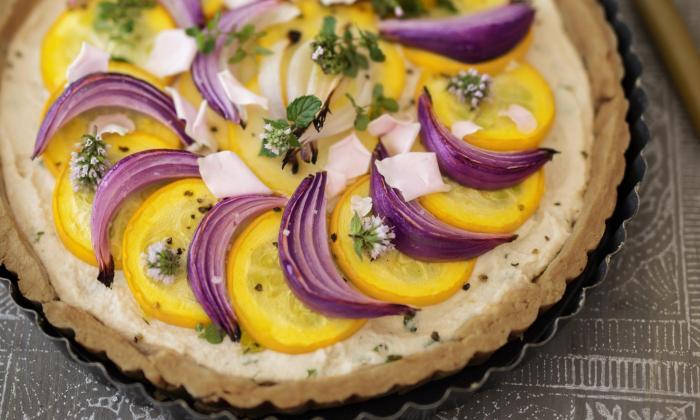 Vollwertige Zucchiniquiche mit Cashewsauce und Zwiebeln