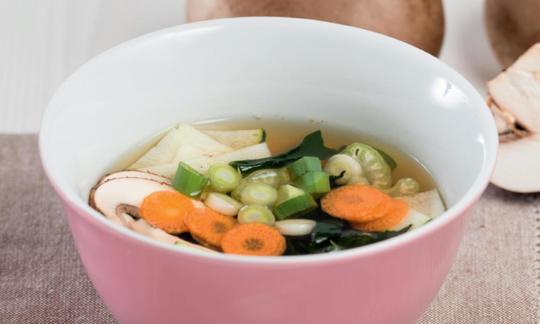 Imagen de la receta «Sopa de miso japonesa» del libro: «Rohkost»