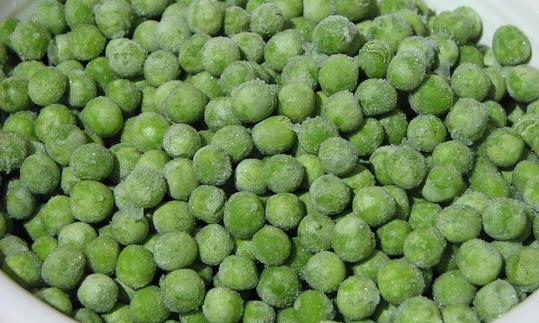 Gefrorene Grüne Erbsen (Pisum sativum) in einem Teller. Gefrorene Grüne Erbsen (Pisum sativum) in einem Teller.