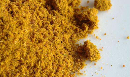 Hierbas aromáticas, especias, sal y azúcar: especias, curry en polvo. Curry sciolto su un tavolo. La polvere di curry è in gran parte composta da curcuma: curcuma.