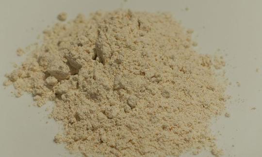 Цельнозерновая мука спельты - Triticum aestivum L. subsp. spelta: горка муки цельнозерновой спельты Цельнозерновая мука спельты - Triticum aestivum L. subsp. spelta: горка муки цельнозерновой спельты