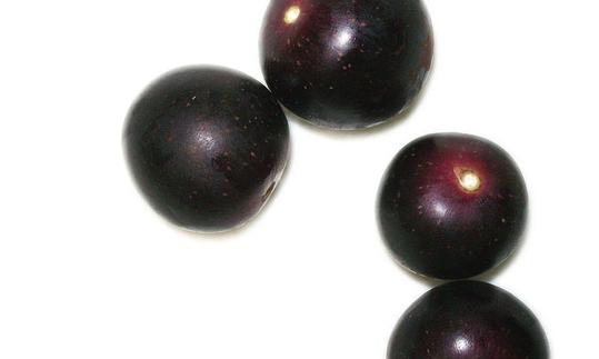 Primo piano di uve muscadine della Carolina del Nord su sfondo bianco. Primo piano di uve muscadine della Carolina del Nord su sfondo bianco.