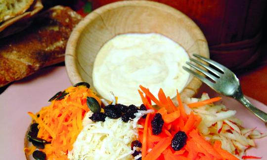 Фото к рецепту "Яркий осенний салат с наструцией" из книги "Vegan & Vollwertig", B. Rütting, стр. 97