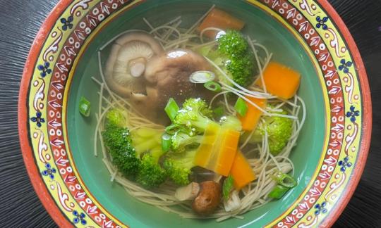 Imagen de la receta del preparado “Kombu Dashi con setas shiitake, zanahoria, brócoli y fideos”.