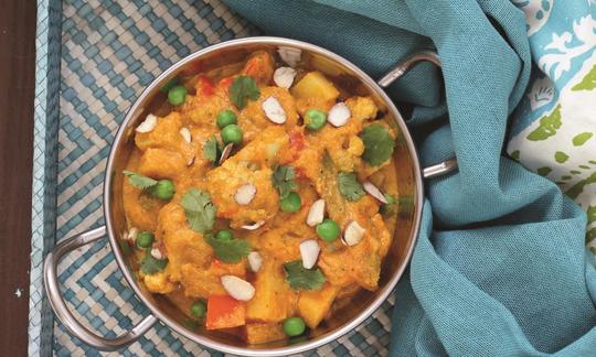 Imagen de la receta «Verduras acompañadas de salsa real con garam masala», del libro «Vegane Indische Küche» de Richa Hingle, página 193