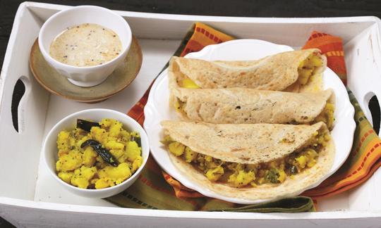 Готовое блюдо "30-минутные рисовые доса" из книги "Vegane Indische Küche" Ричи Хингл, страница 247