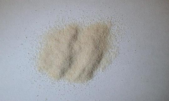 Порошок агар-агара сложен на светлом фоне.