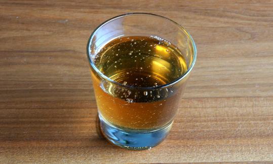 Aguamiel o miel de agave en un vaso: el aguamiel tiene una proporción elevada de fructosa y glucosa. Es un buen sustituto del azúcar. Miele di idromele o agave in un bicchiere: l'idromele ha un'alta percentuale di fruttosio e glucosio. È un buon sostituto dello zucchero.