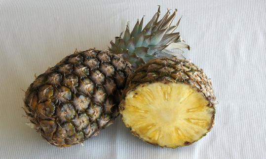 Ananas auf einem Tischtuch: Ananas enthält viel Vitamin C und ist reich an Mineralstoffen. Ananas auf einem Tischtuch: Ananas enthält viel Vitamin C und ist reich an Mineralstoffen.