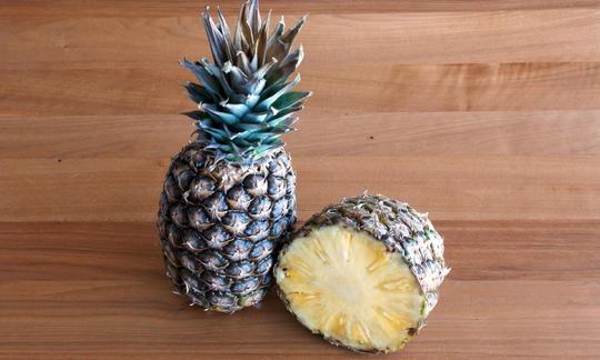 Ananas auf einem Tisch: Die ursprünglich in Amerika heimische Frucht gibt es in vielen Sorten. Ananas auf einem Tisch: Die ursprünglich in Amerika heimische Frucht gibt es in vielen Sorten.