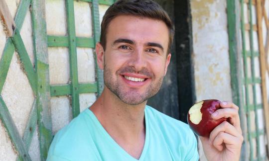 Manzana, cruda, con piel: Alberto Jorrin Rodriguez comiendo una manzana con alegría.