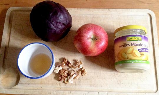 Mise en Luogo di «insalata di cavolo rosso e mela». Spezie e ingredienti necessari per preparare "insalata di cavolo rosso e mela".