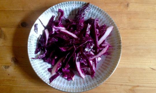 Scodella con le strisce di cavolo rosso.