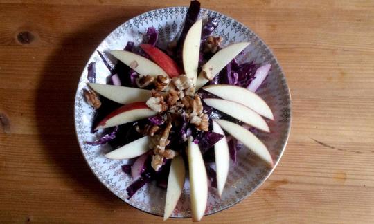 «Insalata con cavolo rosso e mela» finito e visto dall'alto.