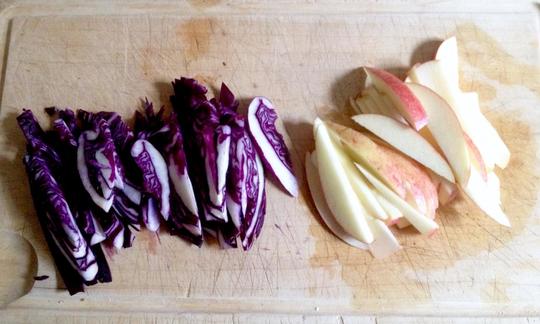 Cavolo rosso e mela tagliati a strisce per la base dell'insalata.