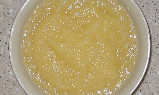 фруктовые соки, нектары, смузи и т.д.: яблочное пюре, консервированное, неподслащённое, без добавления аскорбиновой кислоты Яблочное пюре, консервированное, без сахара: снимок яблочного пюре в чашке.