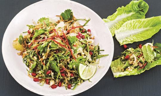 Rezeptbild "Aromatischer Thai-Salat" aus "Fresh vegan kitchen" von D. & C. Bailey, Seite 75