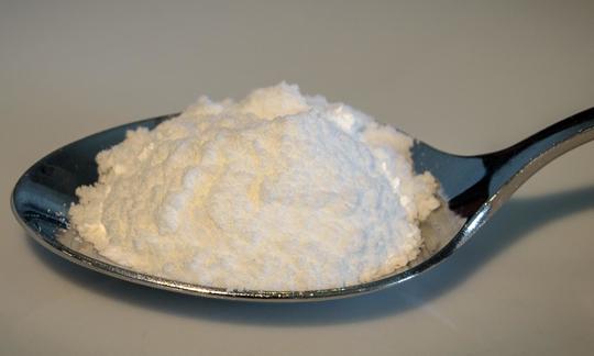Tartar de tártaro en una cuchara: contiene ácido tartárico en lugar de fosfato.