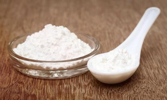 Baking powder (leavening agent): left in glass bowl, right in measuring spoon (white). Baking powder (leavening agent): left in glass bowl, right in measuring spoon (white).