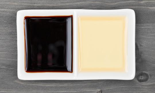 Бальзамический уксус в белой двойной миске: темный и светлый (Condimento bianco).