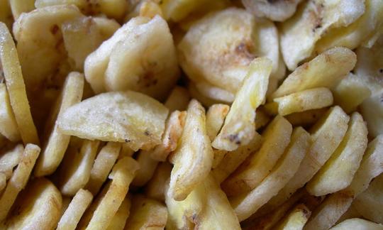 Primo piano dei chip di banana fatti dalle banane secche o fritte. Primo piano dei chip di banana fatti dalle banane secche o fritte.