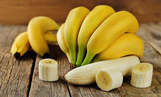 Banane. Musa acuminata Colla: in primo piano, le banane sbucciate e tagliate.