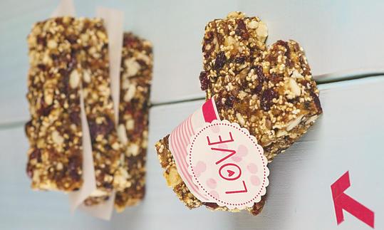 Energy Bars with Berries and Ginger from “Gesund Backen“ (Healthy baking) by S. Spiegelbert, p. 160.