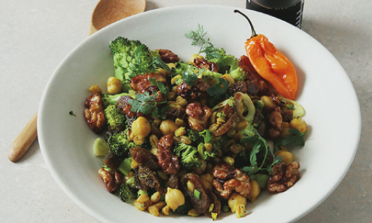 Immagine della ricetta «Melograno marocchino Melograno e noci», dal libro «Vegans Go Nuts», pagina 85