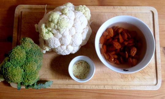 Bereitstellung der Zutaten für die "Blumenkohl-Broccoli-Cremesuppe".