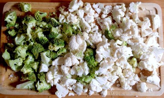 Fertig vorbereiteter Blumenkohl und Broccoli für "Blumenkohl-Broccoli-Cremesuppe".