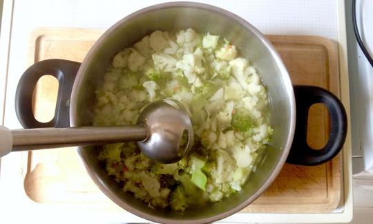 Zubereitung der "Blumenkohl-Broccoli-Cremesuppe", kurz vor dem Pürieren.
