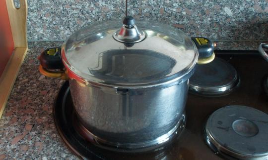 Cuocere i fagioli borlotti in una pentola a pressione per mezz'ora.