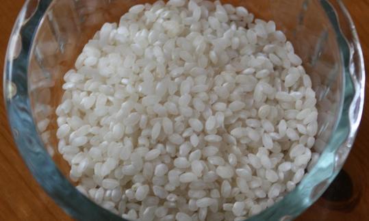 Riso bianco a grani corti (crudo) in ciotola di vetro - Oryza sativa ssp. japonica. Riso bianco a grani corti (crudo) in ciotola di vetro - Oryza sativa ssp. japonica.