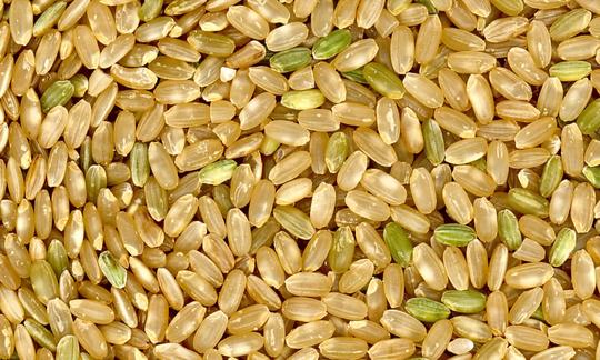 Granos de arroz de grano entero sin procesar en una pila.