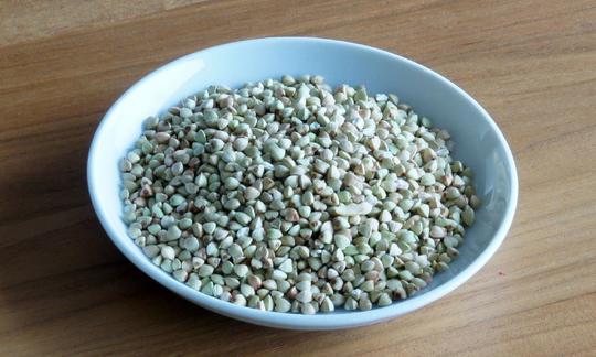 A pesar de su nombre, el trigo sarraceno no es un cereal y es apto para celiacos. Sus orígenes se encuentran en Asia Central y Oriental. Piatto pieno di tavolo in legno di grano saraceno - Fagopyrum esculentum Moench.