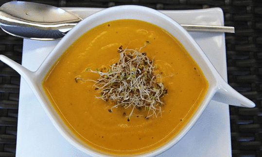 Recipe picture "Butternut squash soup with sprouts" from the blog "Kraftort Rohkostküche" by Lena Erlman.