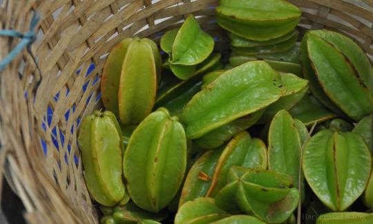 Rohe und unbehandelte Sternfrüchte bzw. Karambolas (Averrhoa carambola) in geflochtenem Holzkorb. Rohe und unbehandelte Sternfrüchte bzw. Karambolas (Averrhoa carambola) in geflochtenem Holzkorb.