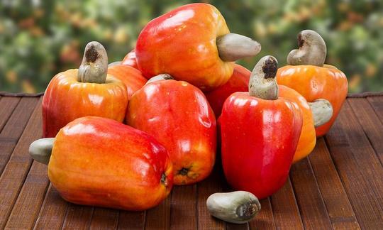 Спелые плоды кешью со своим орехом на столе. Орех кешью - Anacardium occidentale как правило, не сырой, т.к. скорлупу удаляют при помощи сильного нагревания.