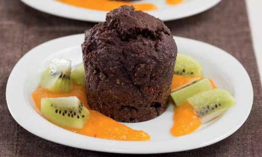 Imagen de la receta «Cupcakes de chocolate y chía con fruta», del libro: «Vegan Detox», página 69